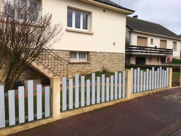 clôture ajourée à lames verticales installée dans un quartier résidentiel