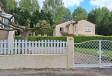 clôture en pvc blanc ajourée coupe bombée installée sur un muret
