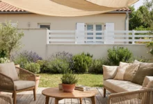 barrière blanche sur muret dans un jardin paysager avec terrasse ombragée