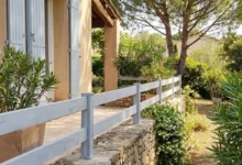 clôture PVC gris cérusé Ranch sur un muret dans un jardin en provence