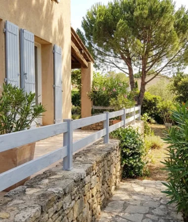 clôture PVC gris cérusé Ranch sur un muret dans un jardin en provence