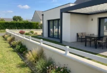 barrière décorative type ranch dans un jardin contemporain avec une pergola