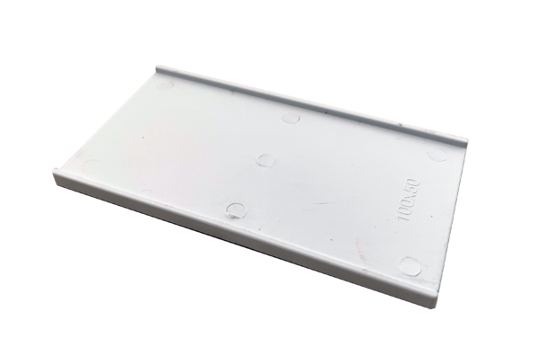 Bouchon plat pvc blanc pour lame pvc blanc de 100 mm de large et 50 mm de hauteur idéale pour rénovation de clôture et portail