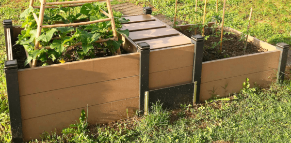 Carré potager avec composteur pour plantation de tous types de légumes