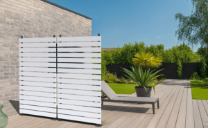 Claustra Aiko en PVC blanc installée sur une terrasse pour créer une séparation élégante et discrète.