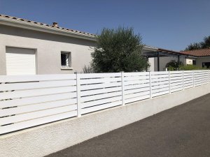 Présentation de la clôture achille blanc espacement 10mm