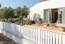 clôture à lames verticales ajourées autour d'une jardin dans le sud