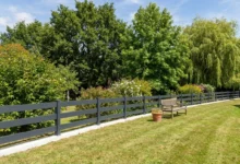 clôture ajourée tendance posée sur une longrine béton dans un jardin arboré