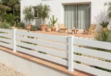 barrière ajourée posée sur une murette avec des couvertines en terre cuites dans un jardin à l'esprit méditerranéen