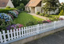 clôture ajourée dans le jardin d'une maison traditionnelle