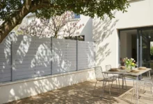 Clôture brise vue posée en mitoyenneté d'une maison récente