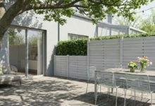 Clôture occultante décorative et personnalisable installée sur une terrasse bois