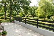 clôture très ajourée prés d'une terrasse avec une vue sur un grand terrain arboré