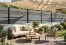Clôture brise-vue grise autour d'une terrasse ombragée