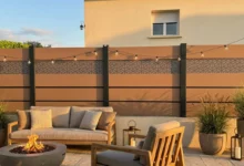 clôture brise vue imprimé dans un style guinguette autour d'un salon de jardin