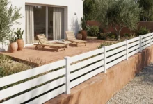 barrière ajourée installée sur un muret enduit pour délimiter un jardin