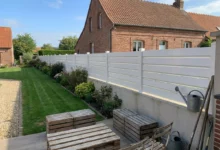 clôture sur muret dans l'arrière d'une maison de style campagne