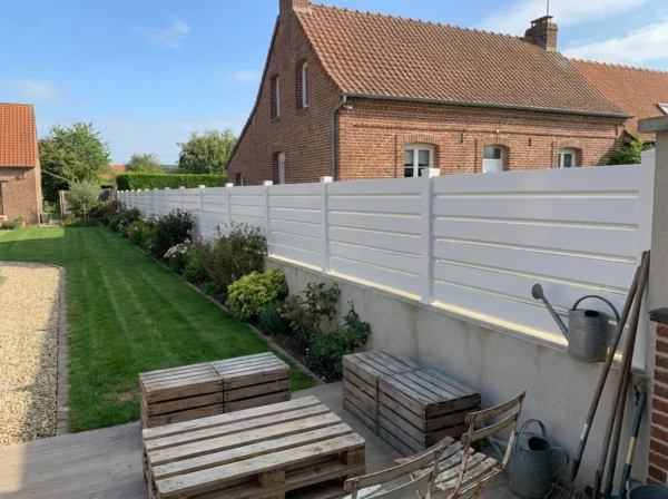 clôture sur muret dans l'arrière d'une maison de style campagne