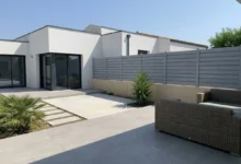 clôture persienne en pvc gris clair dans le jardin d'une maison moderne