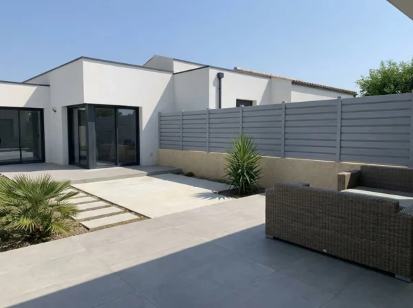 clôture persienne en pvc gris clair dans le jardin d'une maison moderne