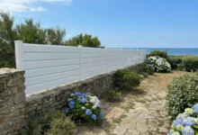 clôture persienne blanche dans un environnement marin