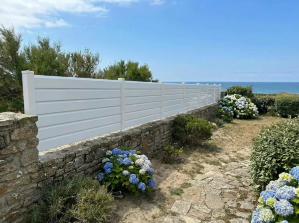 clôture persienne blanche dans un environnement marin