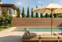 Clôture sans poteau ajourée effet bois installée prés d'une piscine dans une maison luxueuse