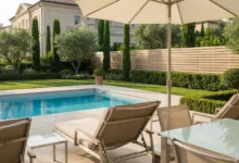 clôture imitation bois installée prés d'une piscine