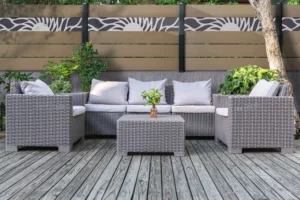 cloture-composite-ajouree-beige-impression-soleil-installee-sur-muret-aveiro