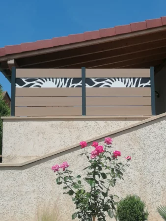 cloture-composite-ajouree-beige-impression-soleil-installee-terrasse-aveiro