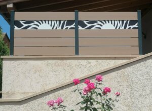 Clôture design en composite beige avec motif artistique imprimé