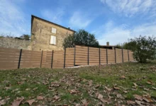 cloture-composite-ajouree-beige-installee-jardin-olhao