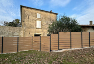 Aménager votre extérieur avec une clôture composite beige ajourée avec une touche contemporaine