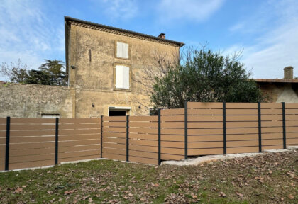 Aménager votre extérieur avec une clôture composite beige ajourée avec une touche contemporaine
