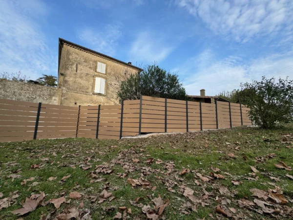 cloture-composite-ajouree-beige-installee-jardin-olhao
