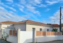 cloture-composite-ajouree-beige-poteau-pvc-blanc-sur-muret-olhao