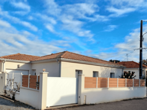 Clôture composite beige idéale pour maison moderne avec poteau blanc assorti à vos fênetres blanches
