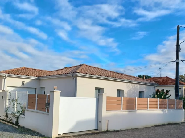 cloture-composite-ajouree-beige-poteau-pvc-blanc-sur-muret-olhao