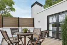 cloture-composite-ajouree-beige-sur-muret-terrasse-olhao