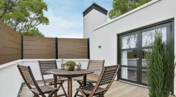 cloture-composite-ajouree-beige-sur-muret-terrasse-olhao