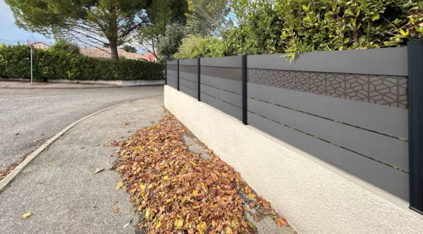cloture-composite-ajouree-gris-impression-hexagone-sur-muret-aveiro