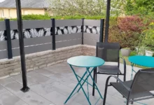 cloture-composite-ajouree-gris-impression-tropical-installee-sur-muret-aveiro