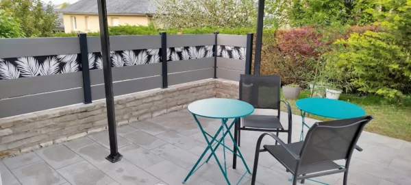 cloture-composite-ajouree-gris-impression-tropical-installee-sur-muret-aveiro