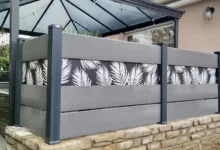 cloture-composite-ajouree-gris-impression-tropical-sur-muret-aveiro