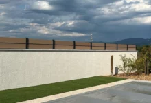 cloture-composite-brise-vue-beige-insert-aluminium-installee-faro