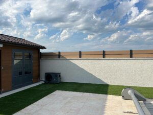 Aménager votre extérieur avec une clôture composite beige idéal pour les maisons de lotissement