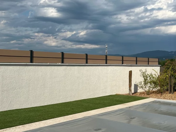 cloture-composite-brise-vue-beige-insert-aluminium-installee-faro