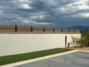 Aménager votre extérieur avec une clôture composite beige idéal pour les maisons modernes