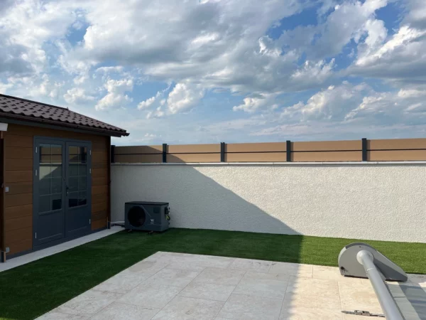 cloture-composite-brise-vue-beige-insert-aluminium-installee-faro