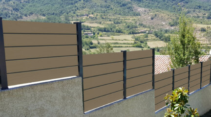 Clôture composite beige occultante installée sur muret